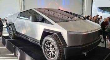 Elon Musk Yenilenen Tesla Cybertruck Tanıttı
