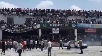 Otomobil Fuarında Ziyaretçilerin Üzerine Çıktığı Tente Çöktü