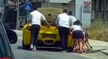Milyonluk Lüks Spor Otomobil Yolda Kaldı