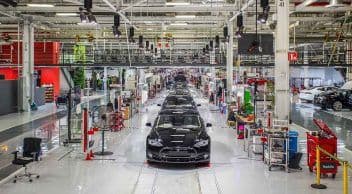 Tesla Fabrikaları Milyarlarca Dolar Zarar Etmeye Başladı