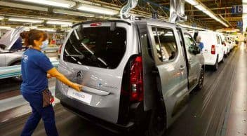 İran Fransız Otomobillerin İthalatını Yasakladı