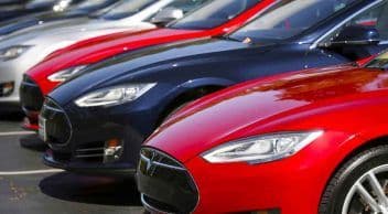 Tesla, 400 Binden Fazla Otomobilini Geri Çağırdı