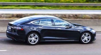 Aracını Otopilot Moduna Alıp Uyuyan Tesla Sürücüsü Otobanda Yakalandı