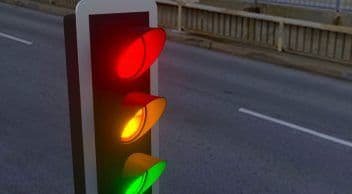 Fransa’da Yayalar İçin Trafik Lambalarına Yeni Işık Eklendi